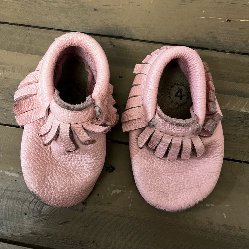 Minimoc size 4 pink fringed leather baby shoes